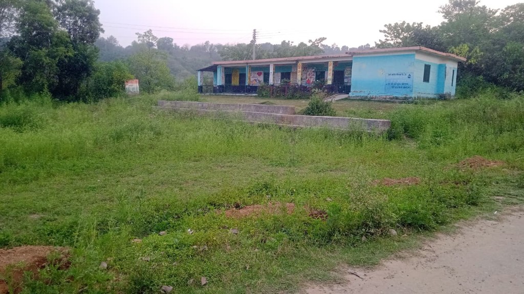 ग्राम स्कूल भवन और मैदान — वर्तमान स्थिति; सुधार और स्वच्छता हेतु प्राथमिकता